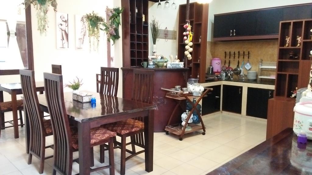 Roemah Canting Homestay Джокьякарта Экстерьер фото